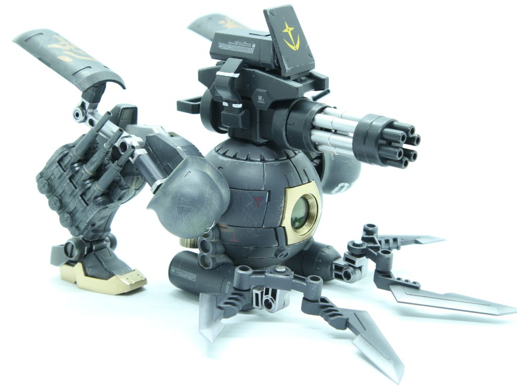 降着ポーズ。もしくは固定砲台モード
シールドは位置的に自分ではなくガトリングを撃つ後ろの機体を守るためにあると思われます