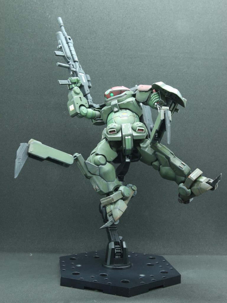 膝に露出してるシザークロウ基部の稼働部は隠そうか迷いましたが、ポージングの見栄えを考慮してあえてそのままに