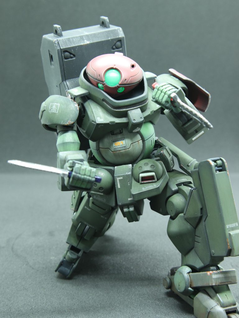 全体的に地上戦をイメージしたウェザリングをしたほか、カメラアイ部分は裏側からつや消し気味のクリアグリーンを吹いてぼんやりと光っているような発色を目指してみました
頭部から光を取り込んで反射するグリモア特有の構造のため、明るい目と暗めのカラーでうまく対比ができたと思います