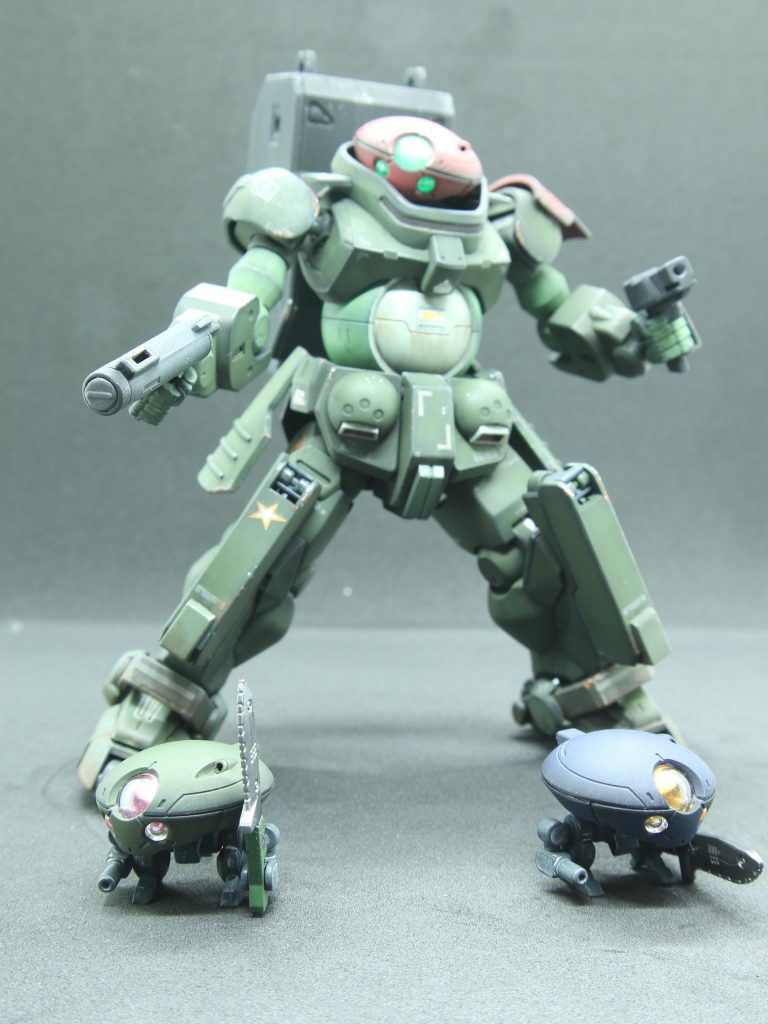 ミニモアはバルカン口だけは開けてありますが、カメラアイ部分はシールのみのままです