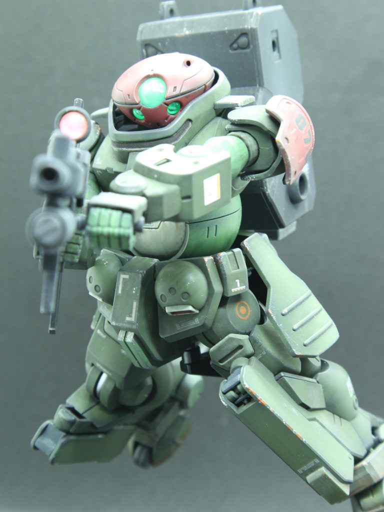 つま先の可動ローラーと手首のスイング部分が、合わせ目消しをする際の後ハメの都合上、非常に緩くなりました。一部ポージングが難しくなりましたが、思い通りの出来栄えにはなったと思います