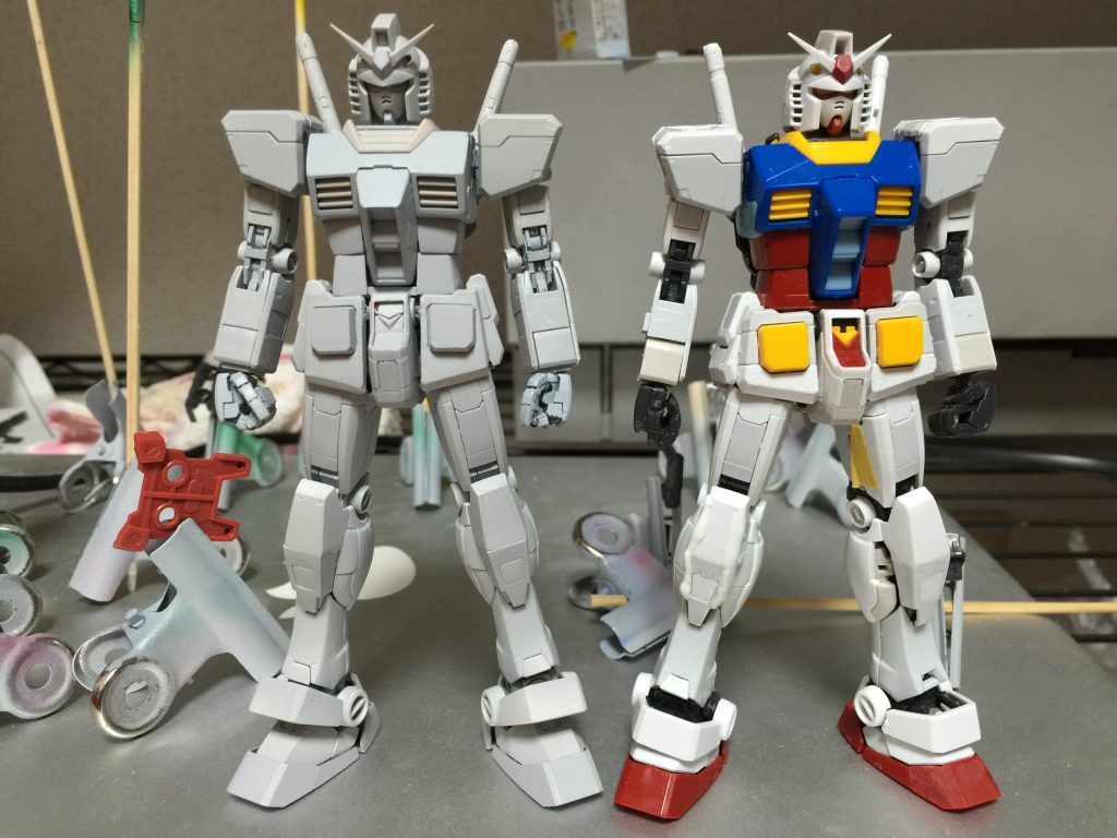 素組とサフ状態の比較です、四肢の細さに比べ胴体のぼってり感等が気になったので
・フロントアーマー、リアアーマーの2mm延長
・胴の削り込みによる小型化
・頬パーツの削り込み
・膝パーツのエッジ出し
・首の0.5mm延長
等を行っています。