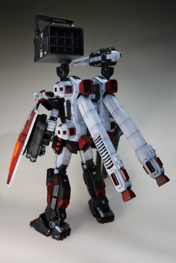 ふとももはジェスタの物ですが後ろは3連スラスターを追加、筋彫りで情報量UPしています。
ふともも横にもスラスターを追加しております。
ふくらはぎにも筋彫りを追加しています。