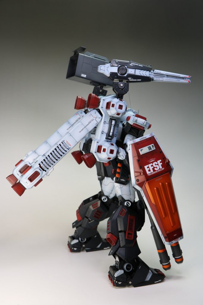 ランドセルはスラスターをほぼ全てプラ板にて延長。すじぼりやプラ板などででディテールUP。
右肩のビームは横をくりぬいて既存のパーツを埋め込んだりプラ材でディテールUP。
盾にプラ材でディテールUP、筋彫りで情報量もUPしています。