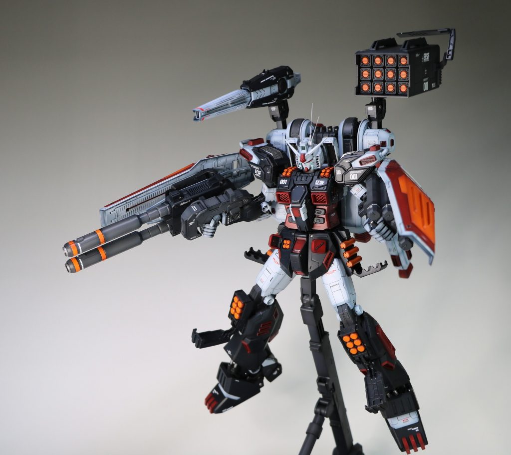 足は全てジェスタの物ですがひざだけミサイルが付いているフルアーマーガンダムに逆移植。
開けれるようにしています。