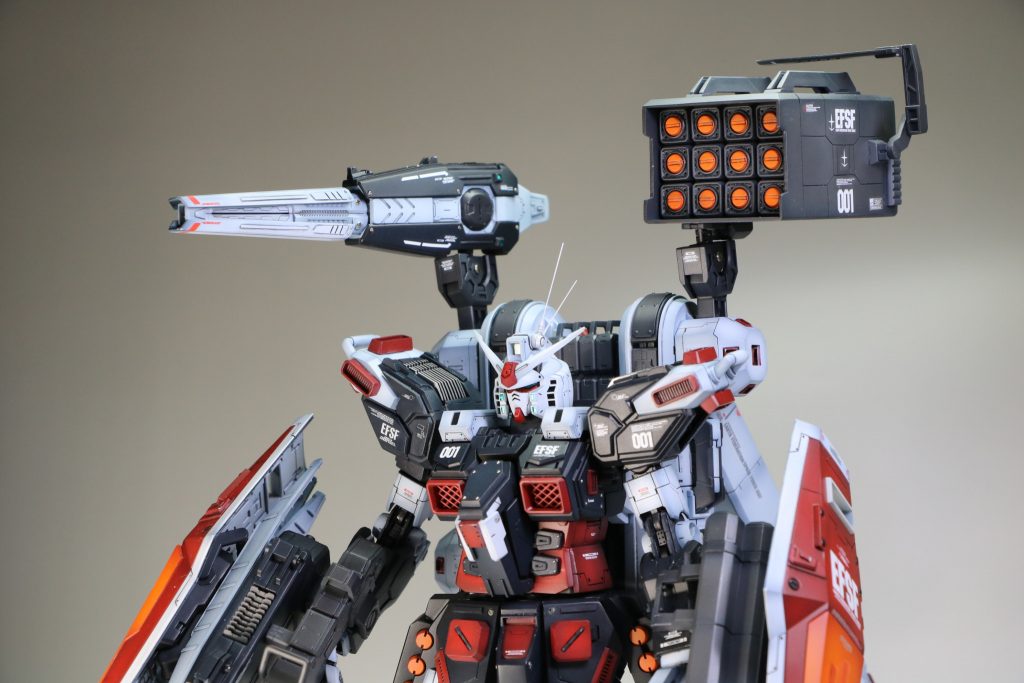 ひたいの真ん中の赤い所はプラ板でディテールUP。
頭の側面に筋彫りを追加。アンテナを真鍮線に変え2本にして長くしています。
肩は4ミリ高さを高く、プラ板でディテール、スラスターは別のものと交換
フックを着けて大きくみせています。
胸の青い所は3ミリ高さを高くしてボリュームUP、プラ板で情報量もUPしています。
こしの赤い所(前、横)にも2ミリプラ板にて延長、中身を見えなくしています。
肩の白いミサイルポッドのも筋彫りを追加。