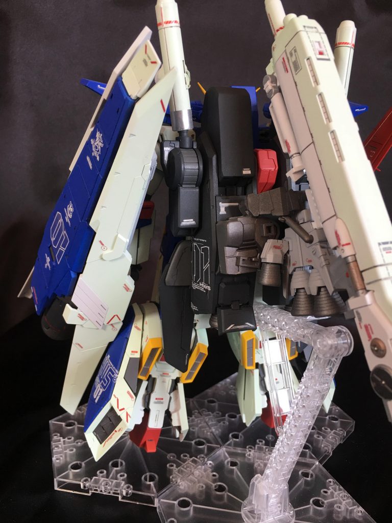 背面の武装ユニットはネオジムで固定してるのでパージ出来ます