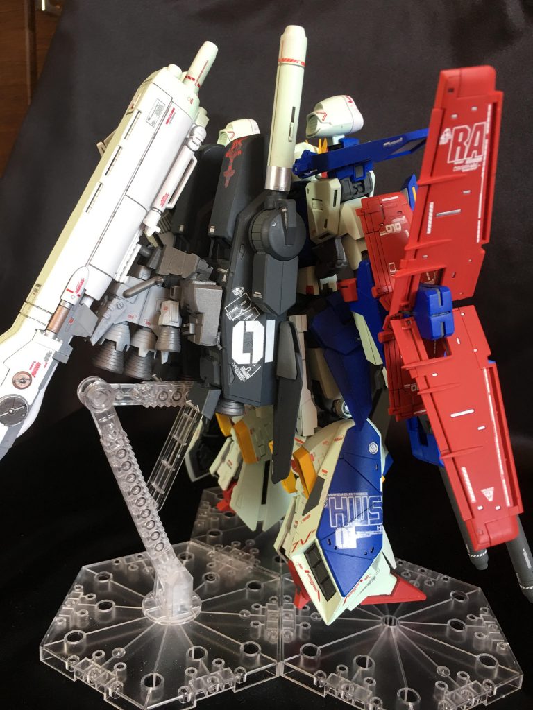 頭部のＨＭ粒子砲をオミットして、このタキオン‐ワインド‐ロングレンジ‐ビームライフルを主砲にしていますｗ　その下部にあるのはリフターと姿勢制御スラスターです