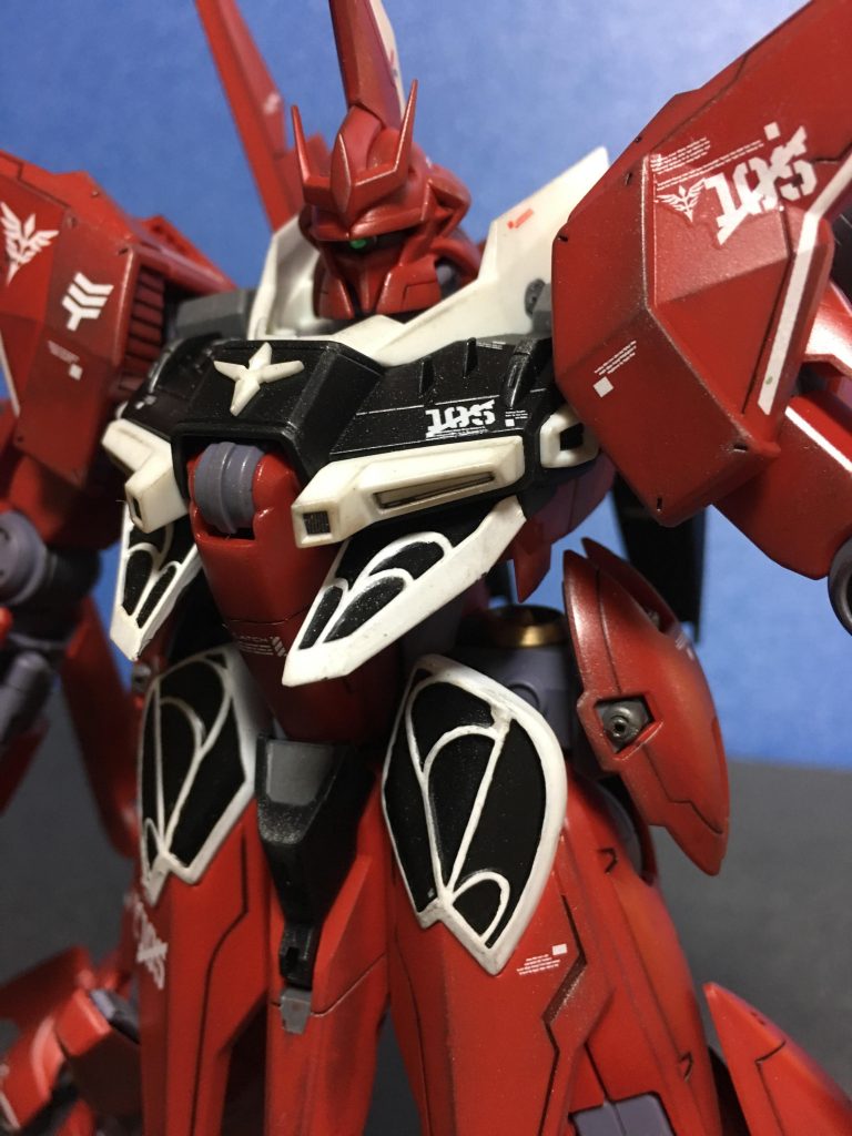 かなりのイケメンですねー(*‘∀‘)　ヘッド部はスジ彫りを控えめに加えてシャープなマスク感を出してます