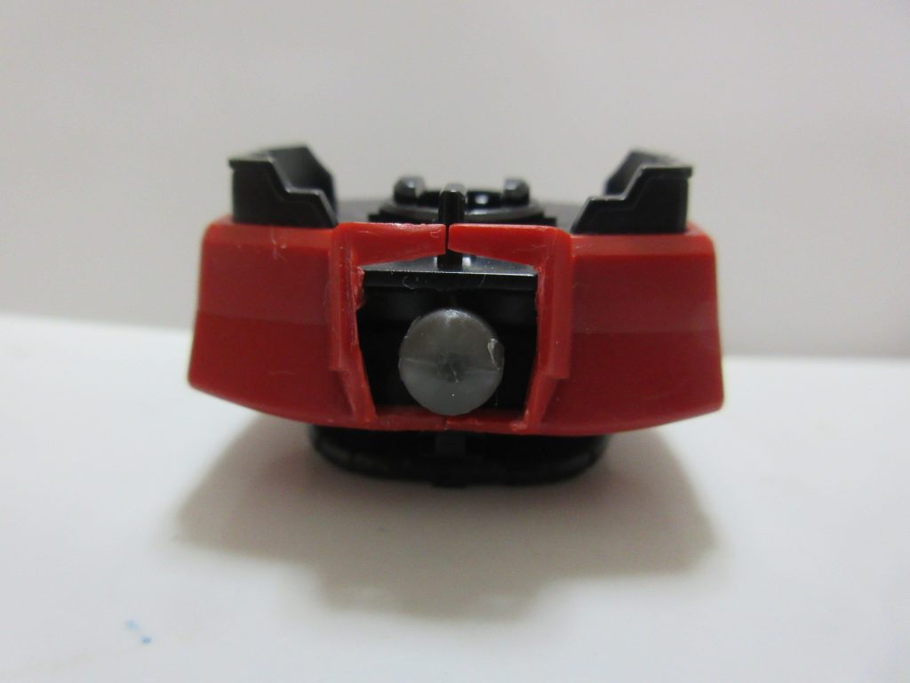 バックパックは一度胴体から切り離してボールジョイント化し、合わせ目を消しています。