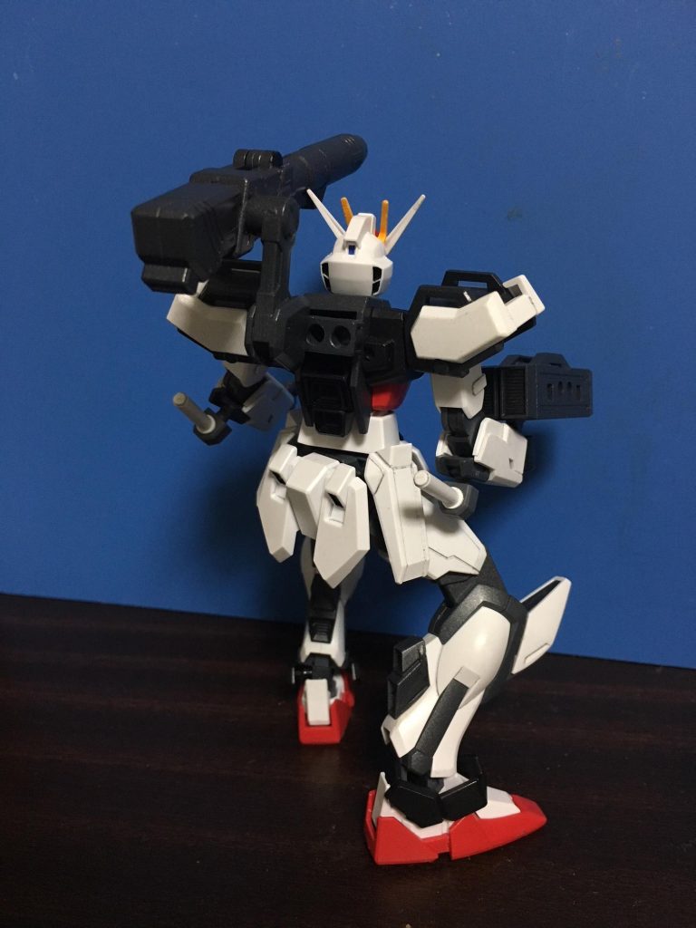 背面から。ふくらはぎにはビルドストライクの肩部スラスターを追加。両腕のポイントにサーベルをマウントしています。