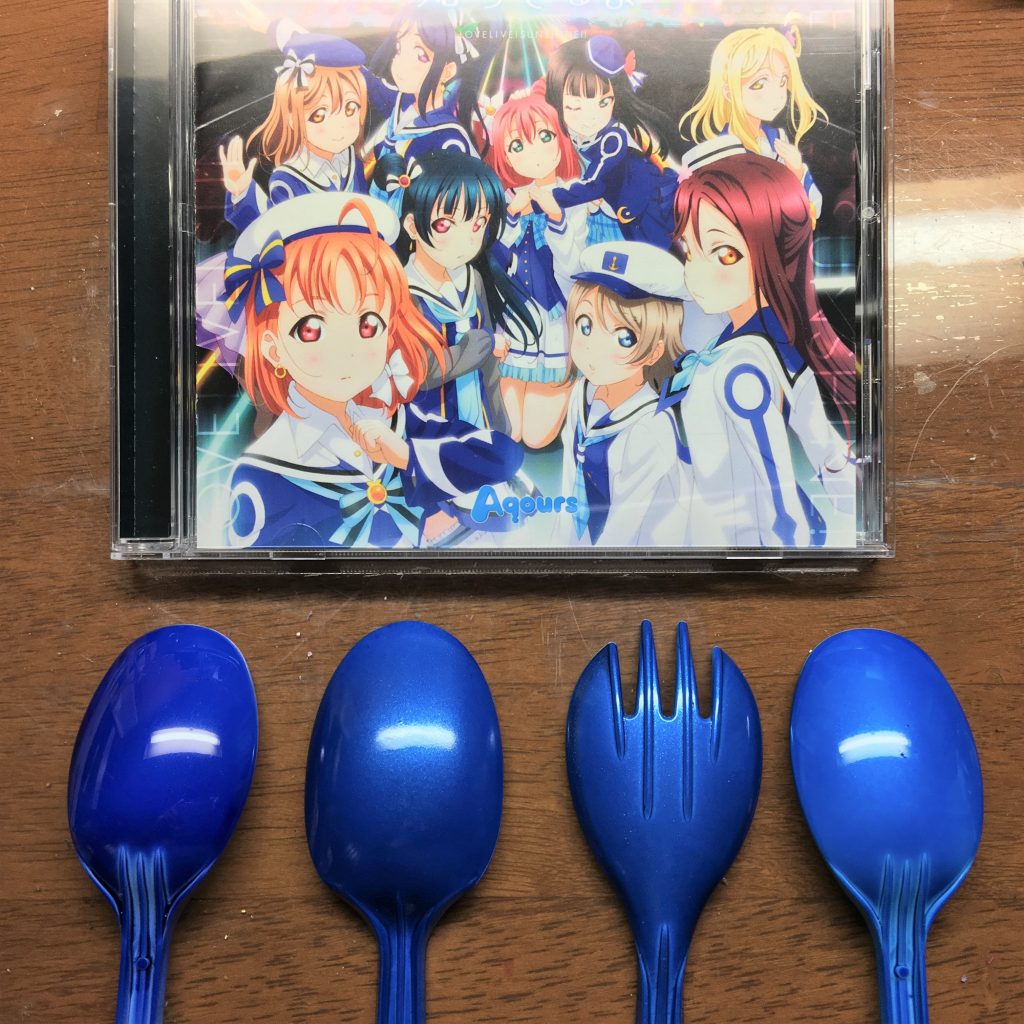 カラーサンプルをいくつも試し、できるだけモチーフ（コスチューム）に近い色を選定しました。採用したのはタミヤのレーシングブルー、マイカブルー、コーラルブルー（グラデーション部など）です。