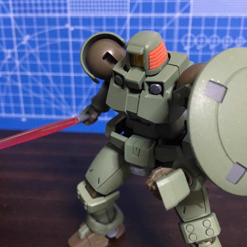 五飛の一撃をかわすレディアン機のイメージ。