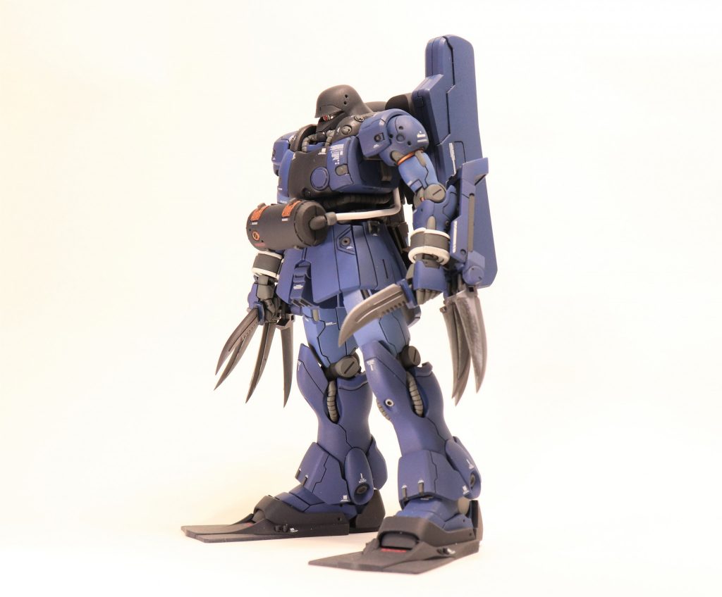そのままだと足が長すぎるので、首と腰を延長してバランスとり。腰とおなかのタンクにパイピング。プラ板とスジボリ追加。爪とナイフは少しだけ金属やすり跡を残して、金属っぽさを出してクレオスのメタルカラー:アイアンで塗装。