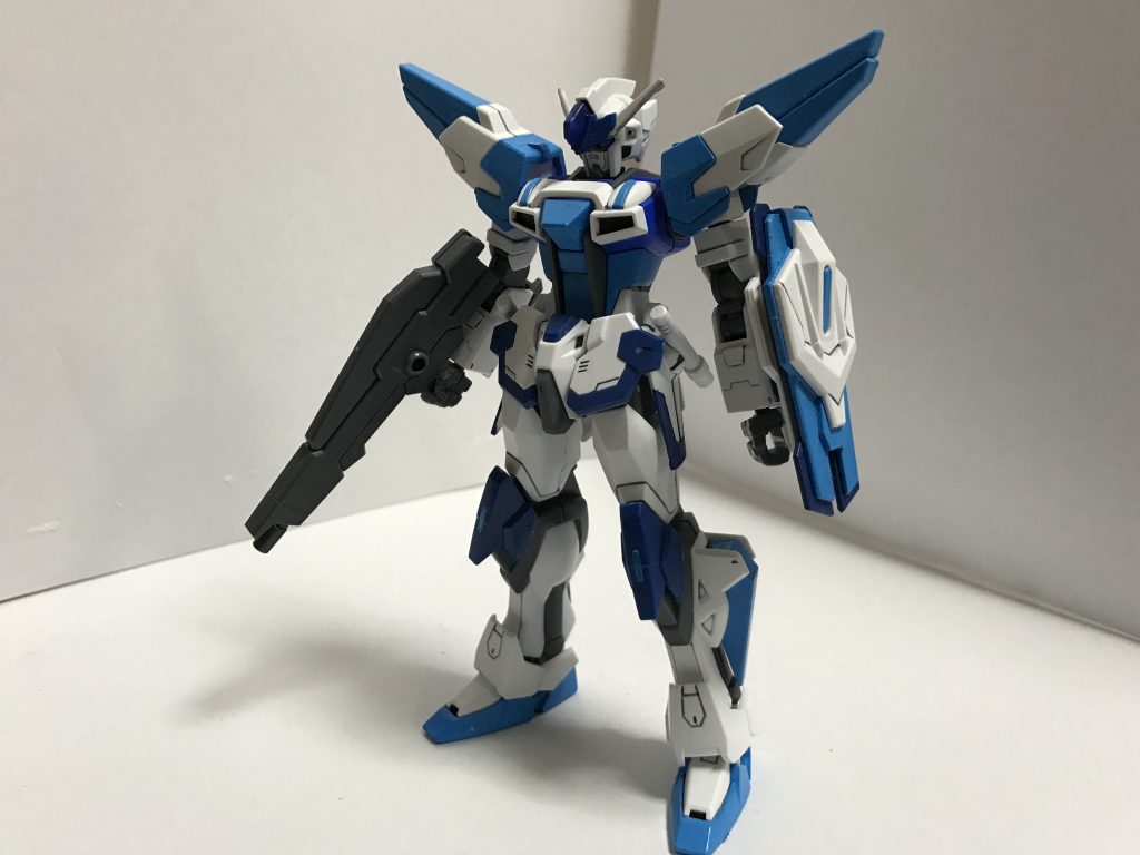 【機体素立ち】
左右の腕部、脚部にセンサーの追加。
各部に装甲の追加が施されている。