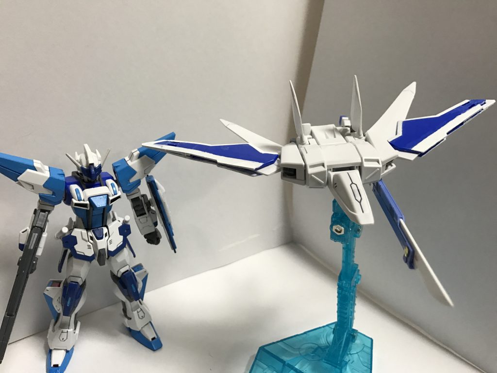 【ヘヴンズストライカー スカイモード】
※以下ヘヴンズストライカーS

ヘヴンズストライカーS 飛行形態。
パイロット搭乗可能でサポート機としても運用が可能となっている。
ウェポンマウントが左右にあり、ヘヴンズブルーの基本装備であるビームライフルとシュベルトゲベールがマウントされている。