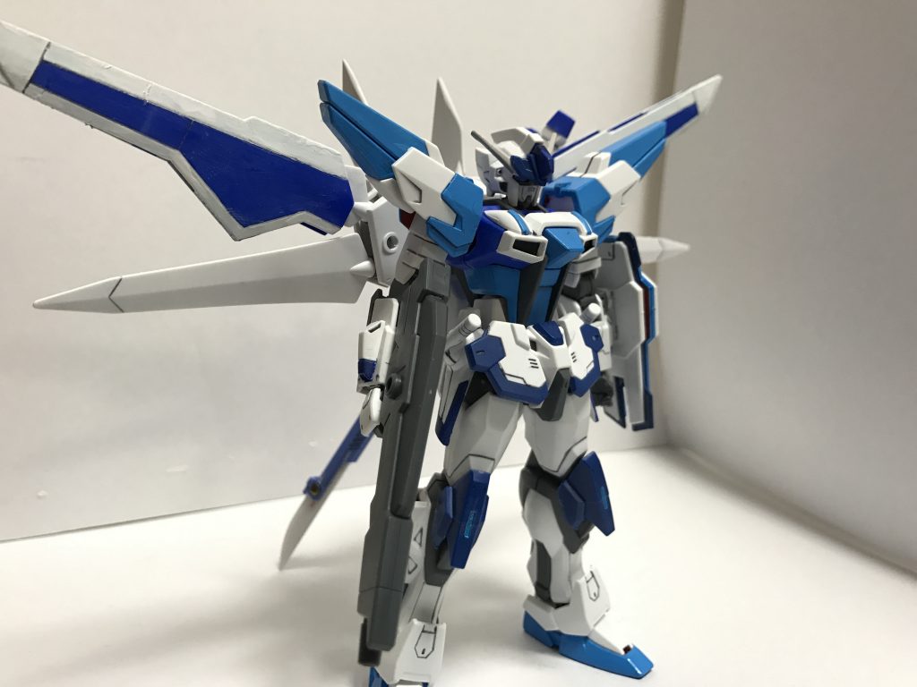 【ヘヴンズブルースカイ 素立ち】
ヘヴンズストライカーSとドッキングした姿。
重力下での空中戦に特化しており、エールストライカーよりも空中での安定性が増している。