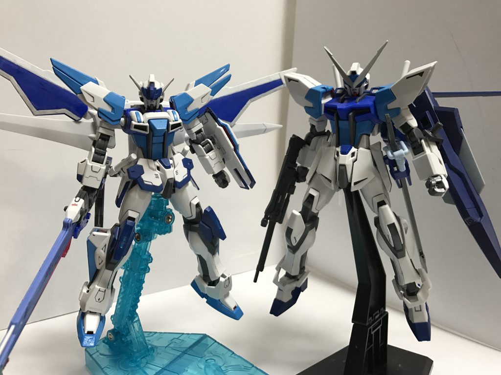 【新旧機体のツーショット】
アストレイムサシに敗れたストライクヘヴンズブルーは新たな機体となり、再び戦場の蒼き空を駆ける。