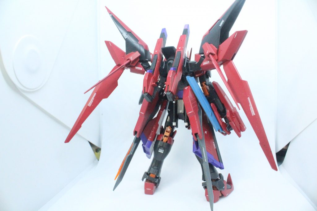 改造はシンプルにバックパックをダークマターブースターとミキシング、ドラグーンをヴレイブブレイド、レールガンの部分にブレイドをマウントできるように小改造。これだけです
塗装に関しては関節をキャンディ塗装でメタリックオレンジにしてみました。初挑戦だったためかなり時間かかりました(笑)