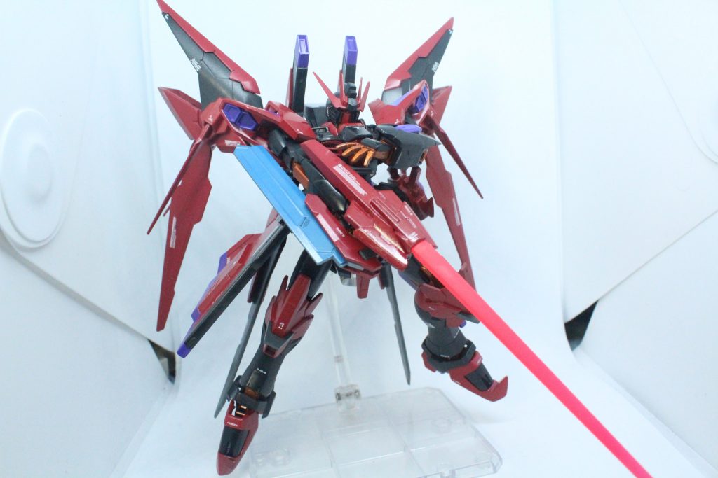 アクシオンライフル
1/100のビームサーベルをミキシングしてシールド側の銃口からはメガビームサーベルとして使用できる
上から蛍光ピンクで塗装しました