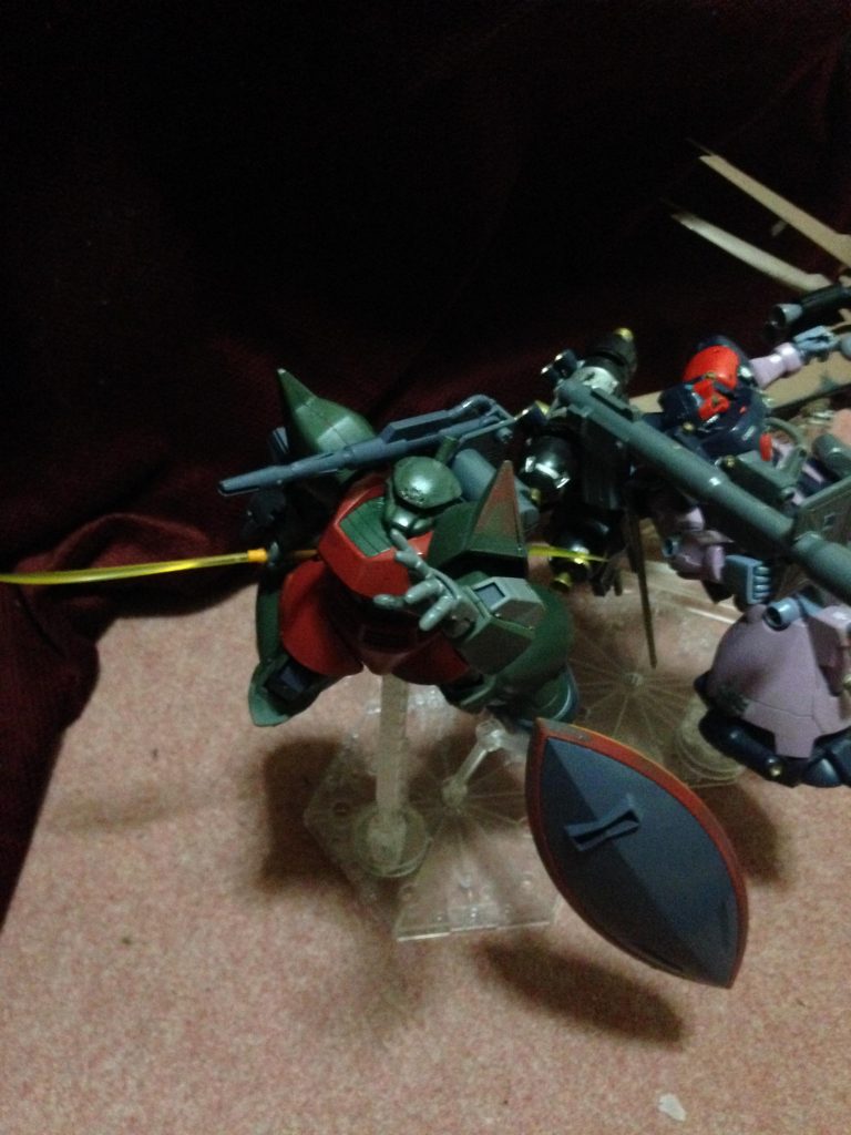 オリヴィエ・クレハ専用ゲルググ
アテネズ・キス補給艦隊の全面指揮をとるオリヴィエ・クレハ少佐専用のゲルググ。
深緑と赤色のカラーリングで塗装されているが、性能は一般機とあまり変わらない。
ゲルググキャノンのバックパックを搭載しているが、名目上はゲルググに属している。...という設定ですw