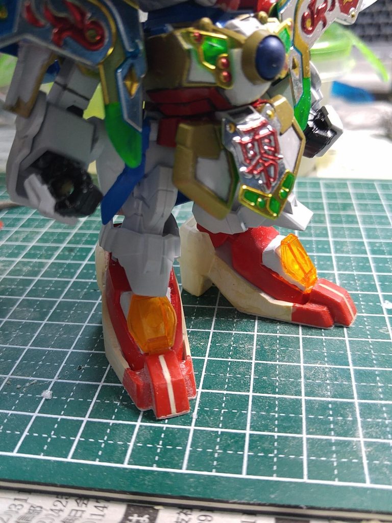一番の難産だったのが下駄。
踵はそのままで、爪先にSxDxGガンダムを使用。
あとはパテとプラパンとネオジムで適当に整えました。