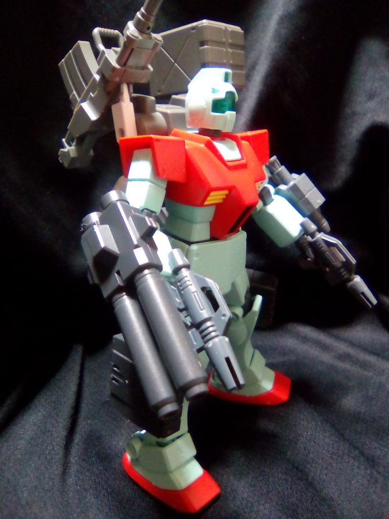 　一号機です。
　とにかく手当たり次第に武器を、ということで作りました。
　キャノンやロケットランチャーがついているランドセルはビルドファイターズトライのEz-SR由来の武器セット、イージーアームズから。
　右手２連装砲、足のミサイルポッドはガンダムレオパルド・ダ・ヴィンチで使わなかったパーツから。
　左手２連装ミサイルはコトブキヤさんのものです。
　また、武装変更で余った他のジムから、ビームスプレーガンを持ってきています。もちろん持ち手がないので、これもコトブキヤさんのハンドセットを使っています。二丁拳銃っていいですよね♪