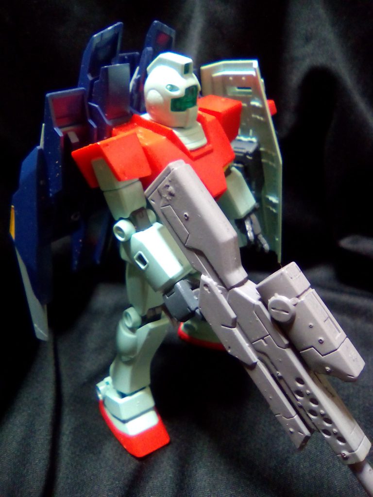 　２号機です。
　狙撃手大好きなので、ごついライフルを持たせてみました。
　ライフルはアーマード・コアの武器セット（貰い物なので正式名称が分かりません）からとりました。が、色々と太くてジムの手には入らないのでリューターで削って持たせています。
　ランドセルはビルドファイターズトライのライトニングバックウェポンシステムを使ってあります。