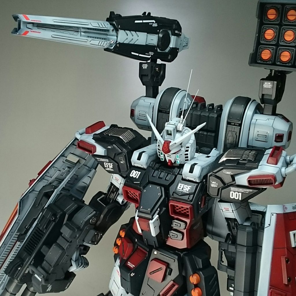 ランドセルの真ん中のエネルギー?の上にアニメと同じフックを付けています。
ランドセルの収納しているアームの表面にもプラ板でディテールUPしています。
右肩のビームは真ん中をくりぬいて中に既存の部品を入れ立体感を出しています。