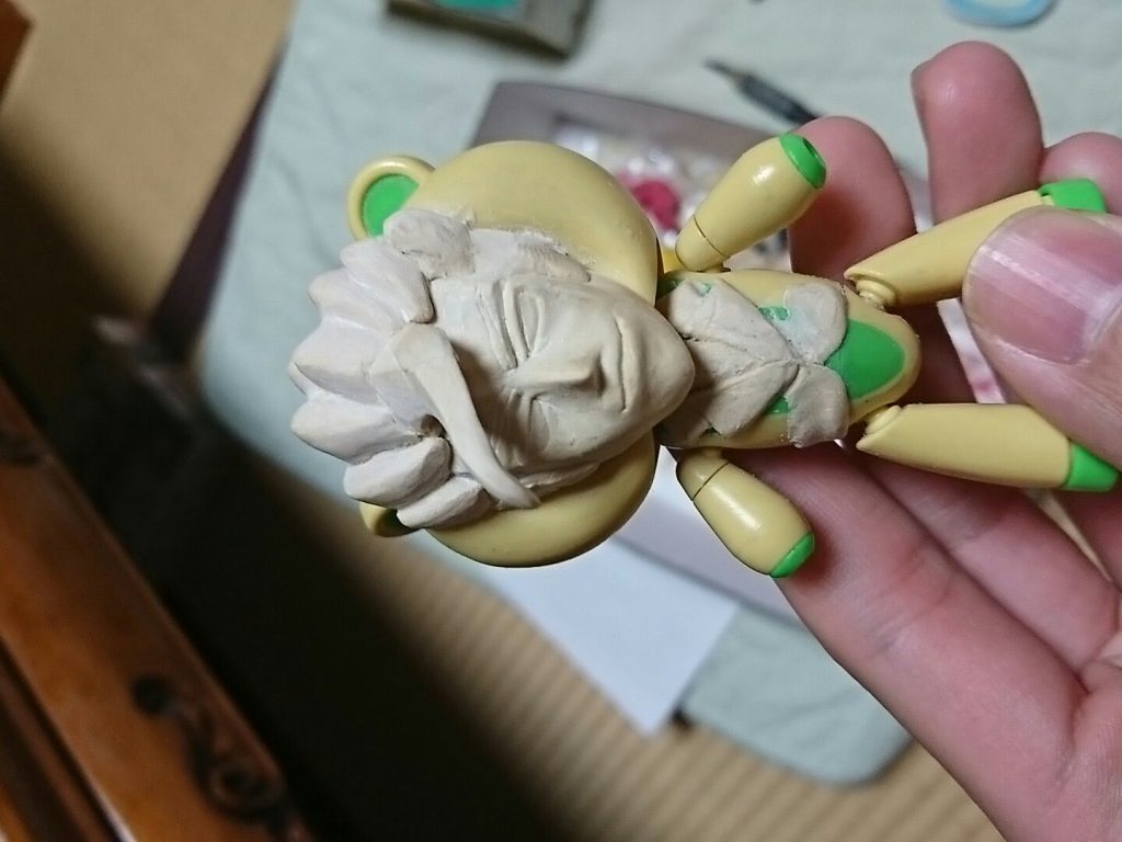 制作過程はこんな感じ。
ほとんどパテ盛り盛りです。
キャラッガイの顔に少しずつパテを盛って
輪郭→鼻→口と目→額→髪の毛
の、順番で形を整えてます。