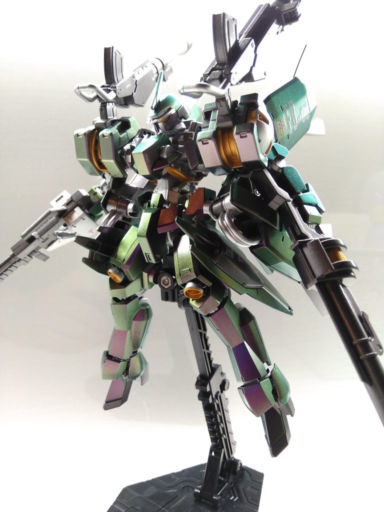 照明の当て方でパープルが強くなったりグリーンが強くなったり。
この塗料はクセになります。