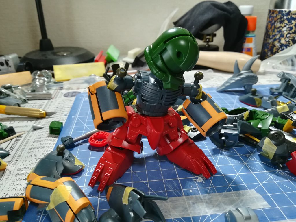 上半身はガンバスターになるよう関節を換えてます。
腕はそのままでは細かったので、ガンバスターの足にしてます。