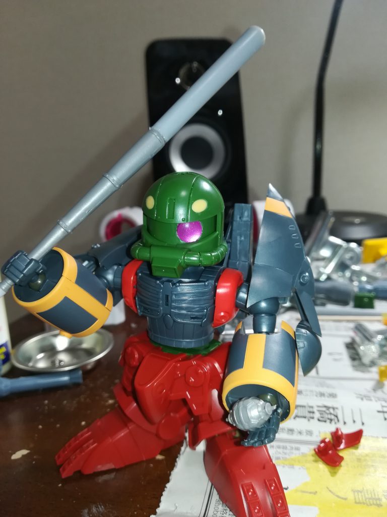 目はHアイズのクリアにピンクシールを張った物に換えてます。
バットは長さが物足りなかったので、テーパープラ棒で伸ばしてます。