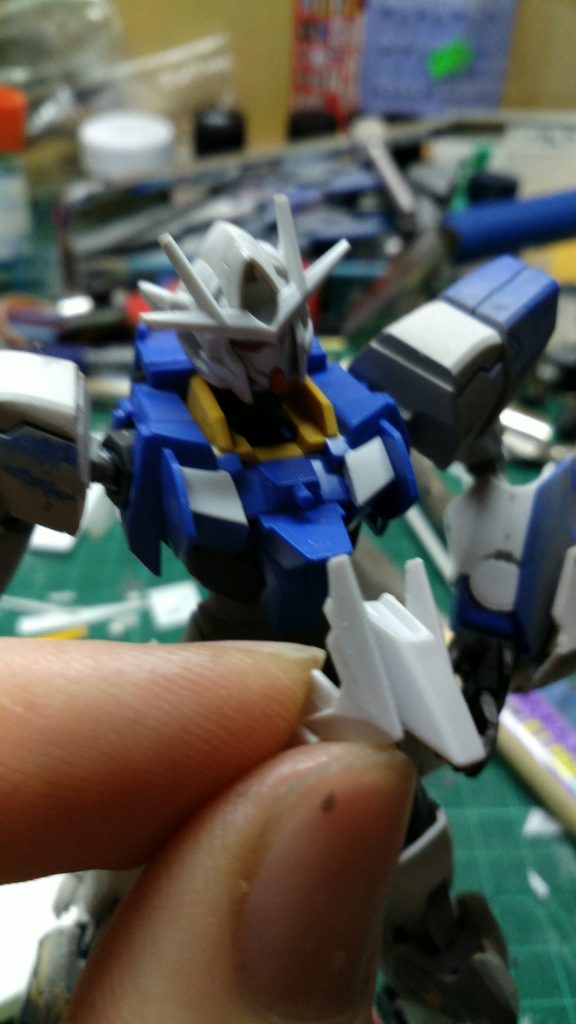 胸はダブルオーダイバーのを使います.色分けのためにこう分解した.