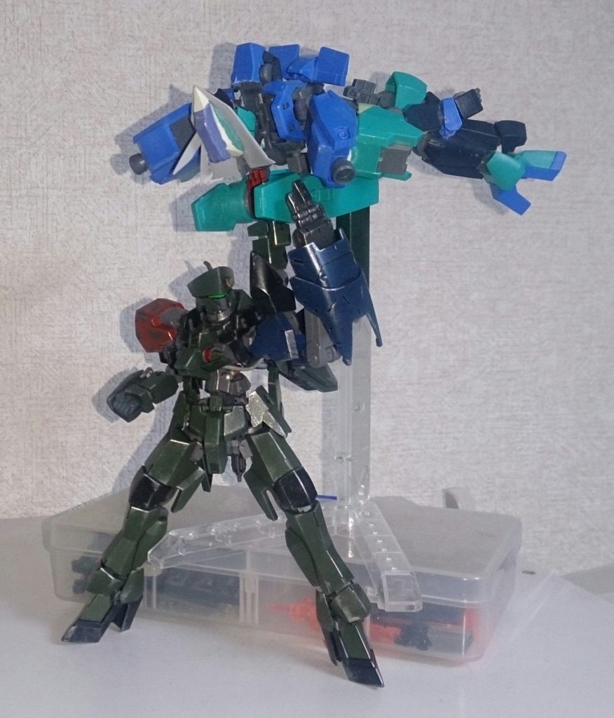 オーバーチャージエンド
左の拳にエネルギー解放し、相手にエネルギーをぶちこみ、爆発させる。
「ジ、エンド!」