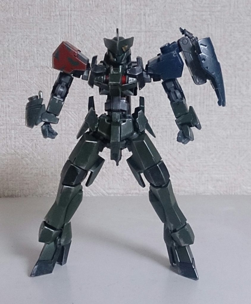 正面。右腕はクリティカルタイプの腕が移植され、推進機器の老舗ギャラクティカ社製の小型ブースターが付いている。これによりパンチ力が増加している。
左肩はパワータイプのもので、シールド付きのサブアームが付いている。