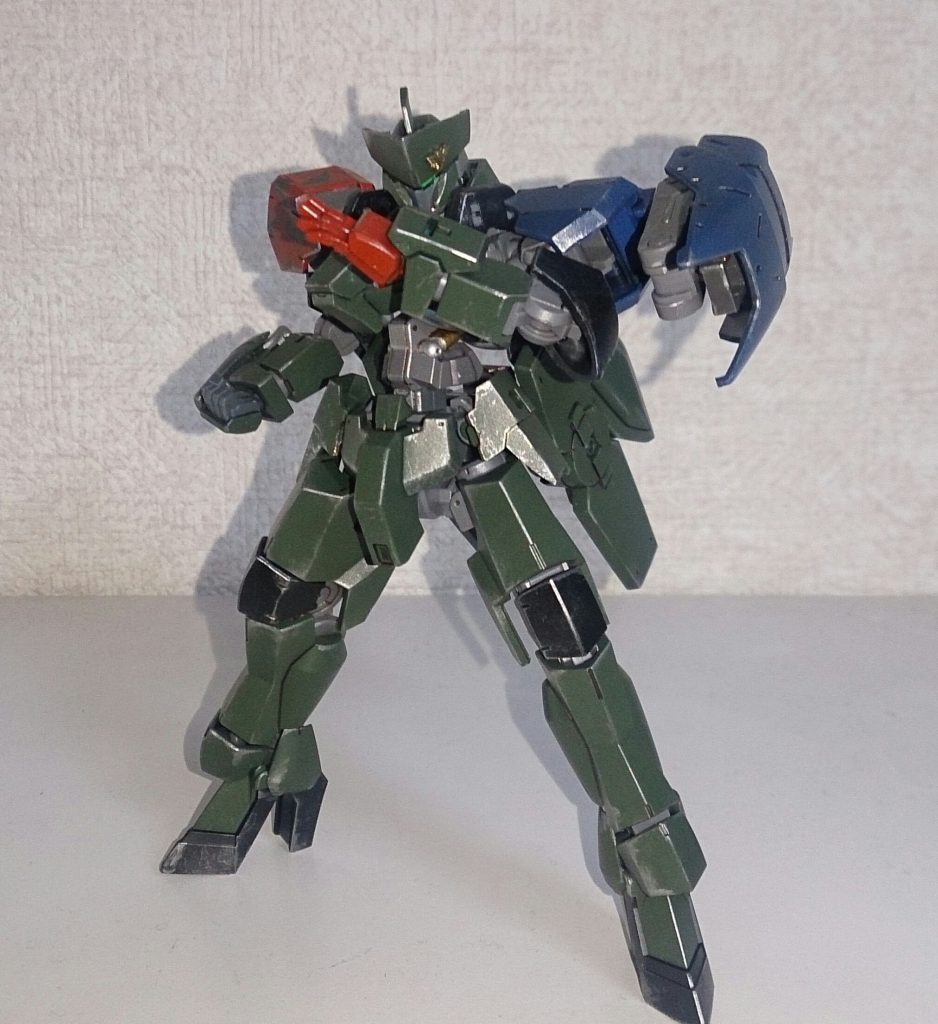 エルガーグレイズ
かつてMAを倒した英雄的な機体を改修し、バトルリング用に改めてカスタマイズされた機体。格闘戦に特化しており射撃武器は持っていない。最大の特徴は左手により相手のエネルギーを吸収できること。パイロットはレーヴィン・ガイデル、青い髪をした女性で、参加目的は御家再興である。