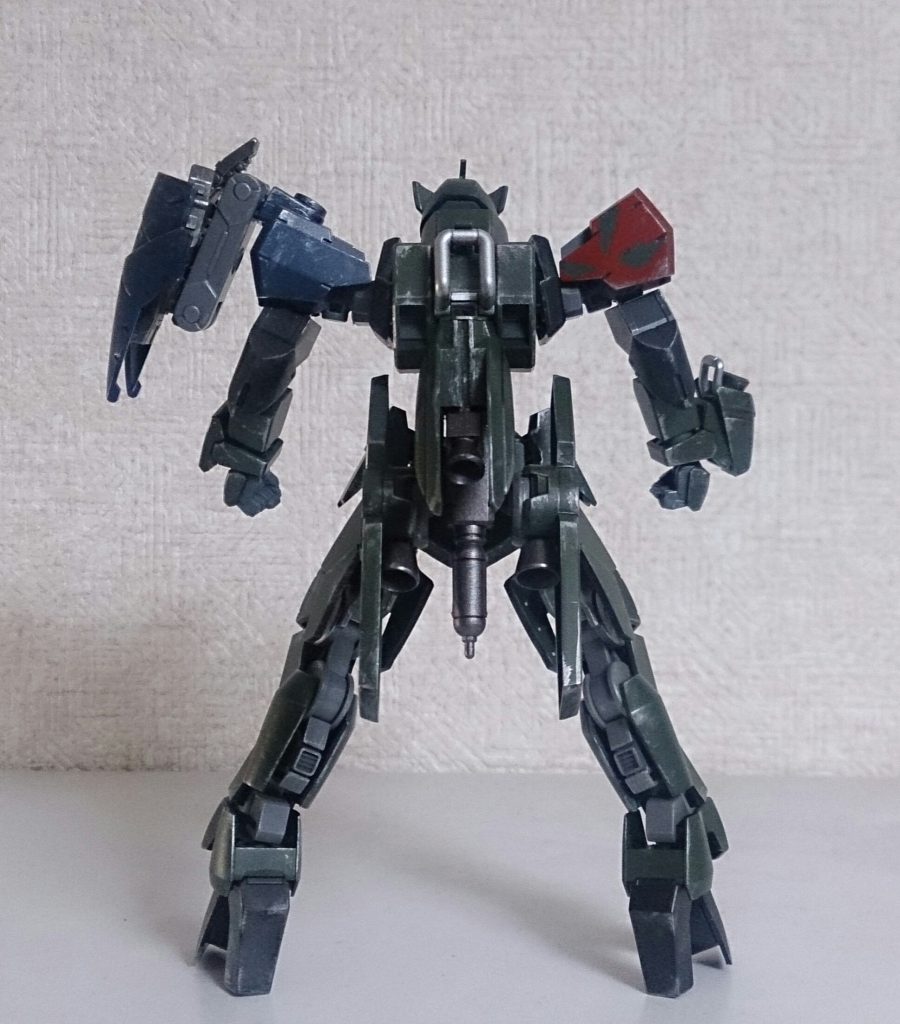 バックショット
背中には地上用のバックパック、腰にはエネルギータンクを装備。