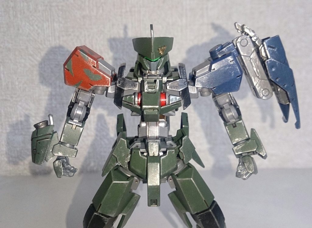 頭部付近アップ
顔はシュヴァルベで、グレイズアインの脛アーマーを切って制帽風に。コトブキヤのメカレリーフでエンブレムを。腰アーマーは他作品を参考に1㎜プラ板を使用し位置変更してます。