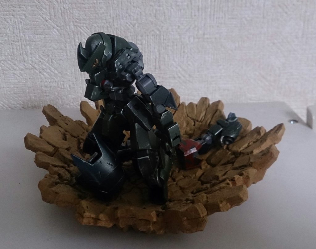 ギャラルホルンの主力がゲイレールからグレイズへ移行された頃だろうか、突如現れた中型のMA。「ルー・ガルー」と呼ばれたMAは無差別に人々を襲うため、当時のギャラルホルンの精鋭3名に討伐命令がくだされる。彼らには特殊な改修がされたアサシン、パワー、クリティカルと呼ばれるグレイズが支給され、かろうじてMAを破壊するも隊長のみ生き残ったのだった。