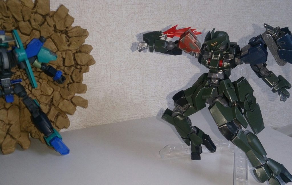 エルガーグレイズは吸収したエネルギーと自身のエネルギーの90%を使用し各部へ解放することにより必殺技が使用可能。
オーバーチャージファントム
右腕のブースターにエネルギー解放し、強力なパンチをきめる。「破壊力!」