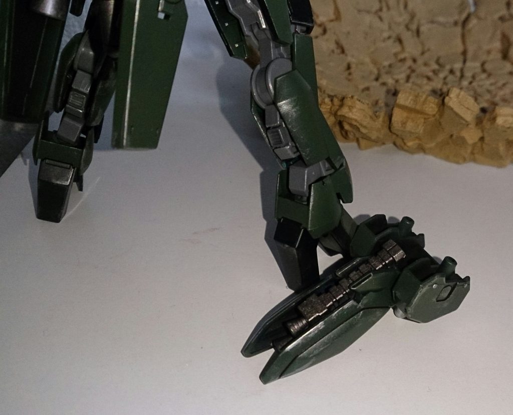 地上用のバックパックに、グレイズライフルとガフランの尻尾でバーニアを追加。脛アーマーの会わせ目を消すために分割位置を変更、脹ら脛が剥き出しのため角モールドを貼ってます。「落ちぶれて、スマン」