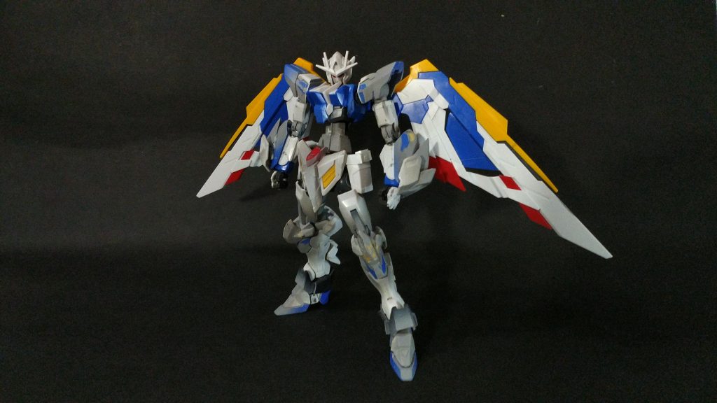 腕と足のアーマーは大部RGウィングやルプスの装甲を重ねて,それとエポキシパテだ.