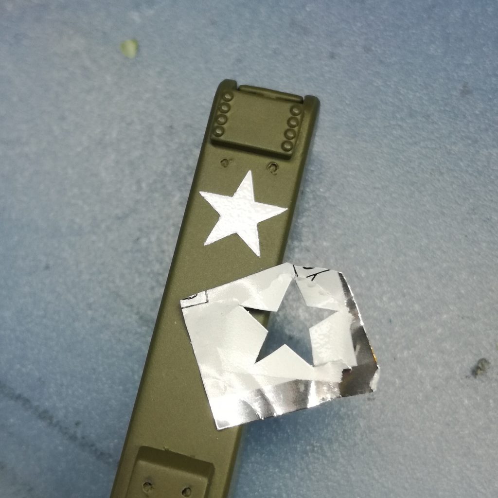 付属のシールを使ってマスキング