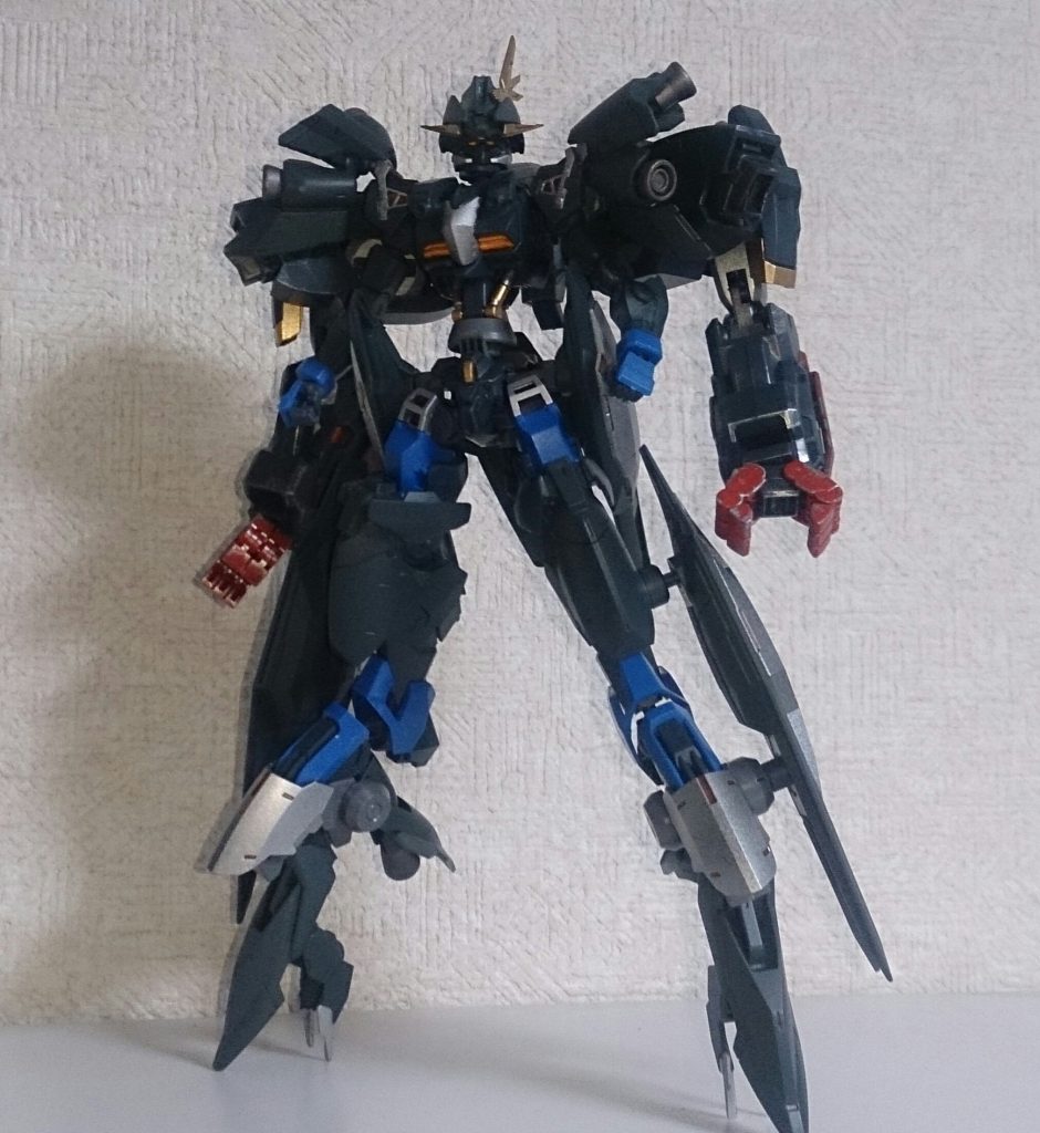 ガンダムダンタリオン 対MA戦特化型
通称ダンタルク

密かにギャラルホルンへ譲渡されたダンタリオンを改修した機体。偽装も兼ねてナノラミネートの再コーティングがされており、Bブースターの代わりにジュリアのパーツを使用している。
背部パワーアームは常に展開しており、内部には「Jシステム」が内蔵されている。
基本装備はナノラミネート加工されたパイル付きの太刀。パワーアームでMAを抑えつつ、太刀でとどめをさす。