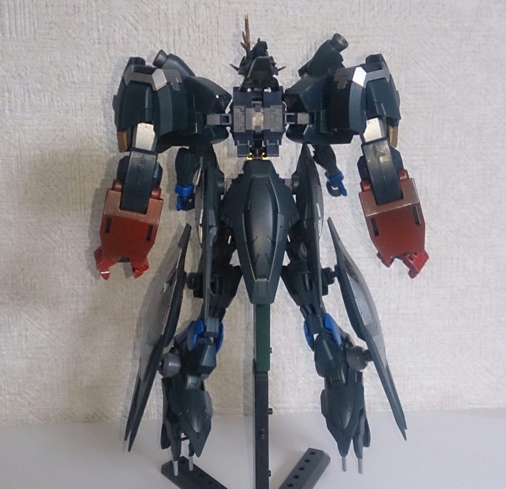 バックショット
アームは常に展開。一応偽装も兼ねてメインカラーはネービーブルーに。