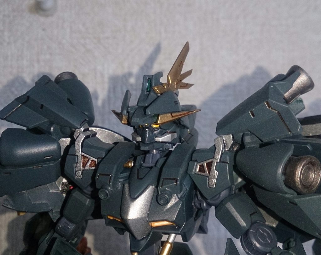 頭部アップ
ちょうど00コン等で、中の人繋がりが流行った？ので取り入れました。海賊風のハットと鳥のエンブレム(^w^)
マスクもいじってます。