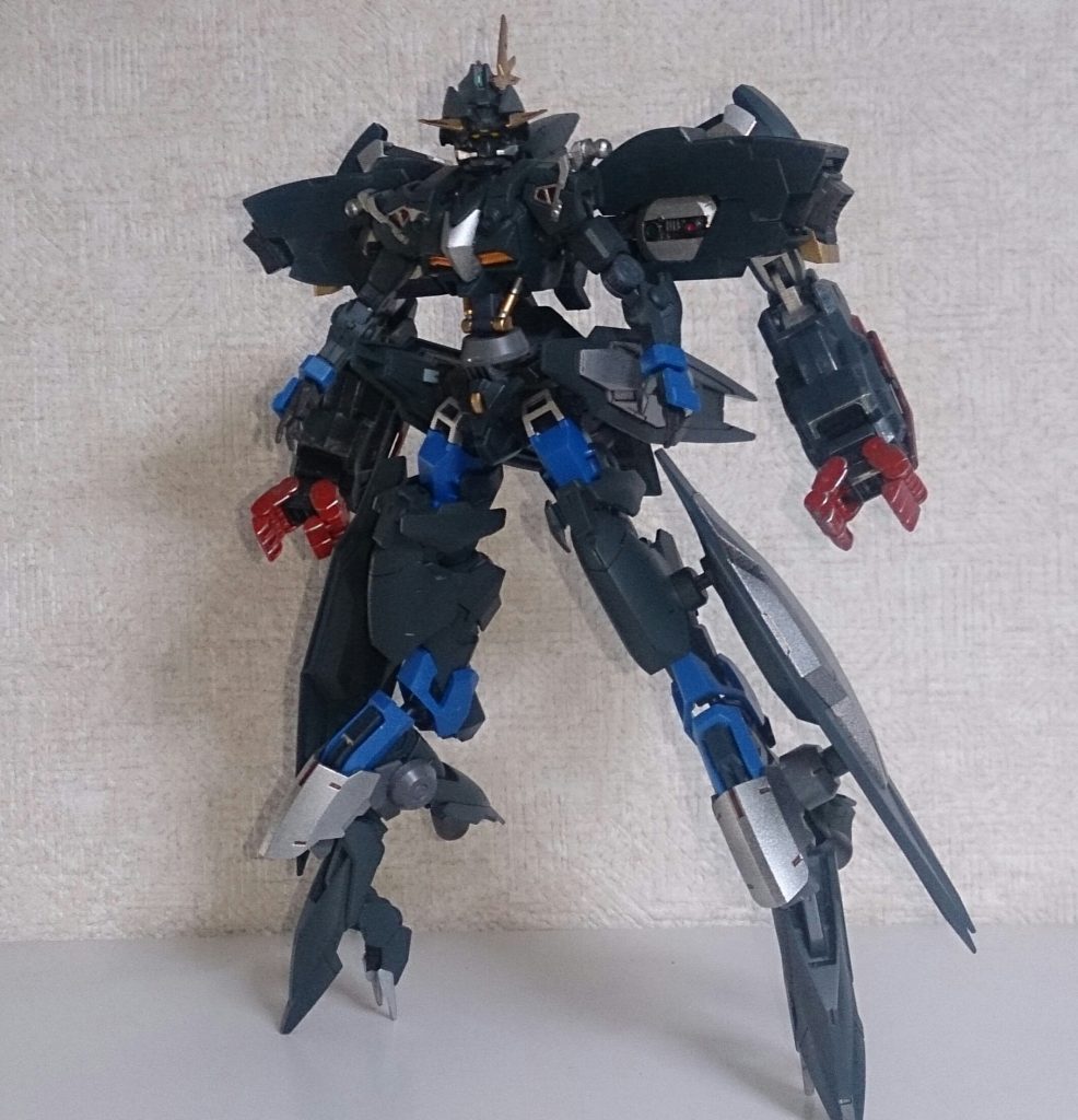 ジャンヌシステム解放
肩アーマーをパージすると現れる特殊なシステム。ギャラルホルンのリアクターのみに呼応するウェーブを放ち、一時的に機体性能を上げる。またパイロットの呼び掛けで、味方を鼓舞することも。本来のシステム名はパイロットの名前を採用する予定だったが、本人が断固拒否したため、歴史上の人物から採用された。