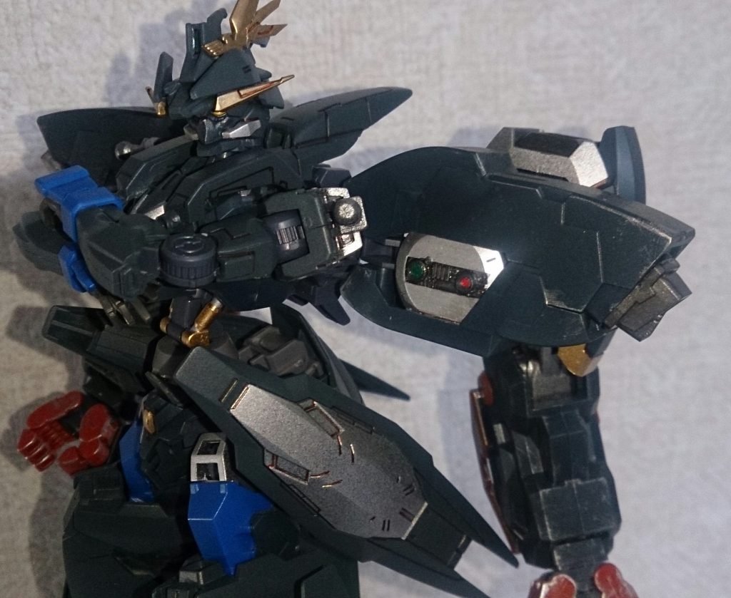 どうしても見えてしまう隙間に、ビルダーズパーツのレドームを仕込みました。本体の腕を収納しない方にはオススメかなf(^_^;