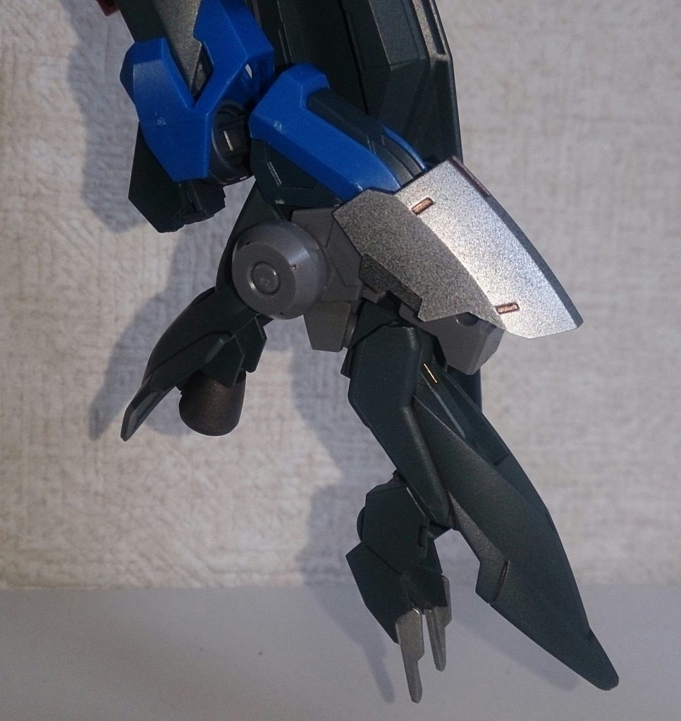 ジュリアのパーツでヒール化してます。
地面に突き刺して安定しつ、MAを取り押さえる感じで。